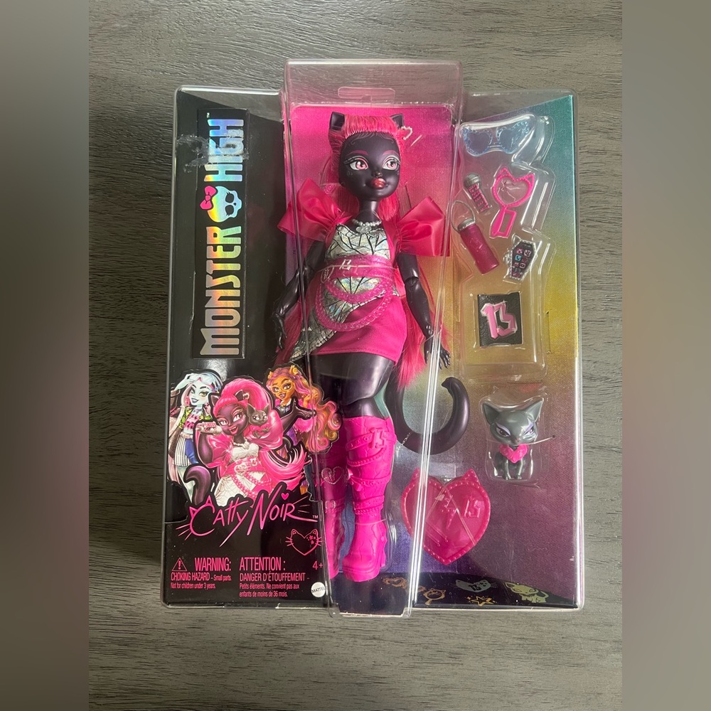 Monster High Catty Noir Doll, Werecat with Pet Cat Amulette & Accessories
